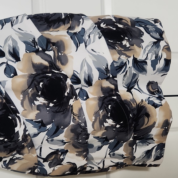 Sleeveless Floral Lined Dress - Picture 4 of 9